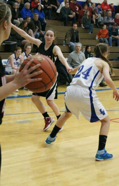 Amanda Fabrizi breaks free as Bessie Walstad prepares to trigger in the ball.