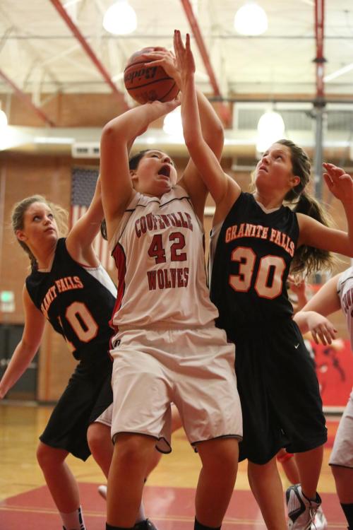 Miranda Engle drops the boom. (Jophn Fisken photos)