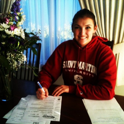 Jessica Riddle signs on the dotted line.