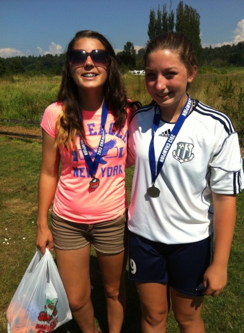Ayla Muller (left) and Jen Spark celebrate their title. (Kali Barrio photos)
