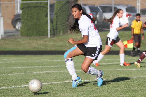 Makana Stone (and here bright blue shoes) goes on the attack. (John Fisken photos)