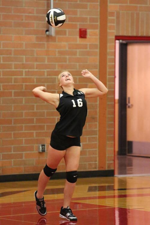 Tiffany Briscoe unleashes a serve. (John Fisken photo)