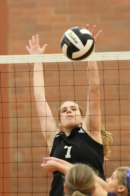 Monica Vidoni dominates at the net. (John Fisken photos)
