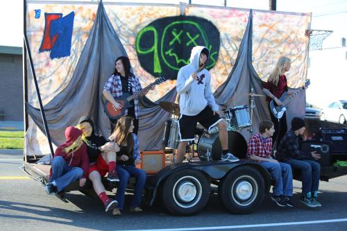 The freshmen discover '90s music and fashion. (JF)