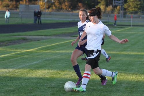 Jacki Ginnings (right) fights for a ball in an earlier season game. (John Fisken photos)