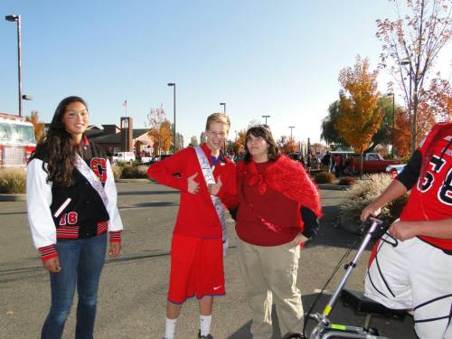Stone, Bundy, Queen Heni Barnes and part of King Nick Streubel hang out, pre-parade. (WM)