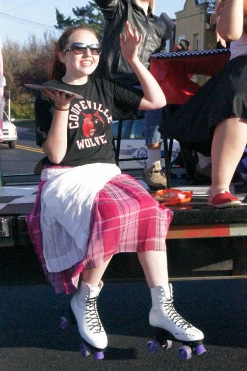 '50s waitresses mix with modern-day smart phones as the juniors roll through town.