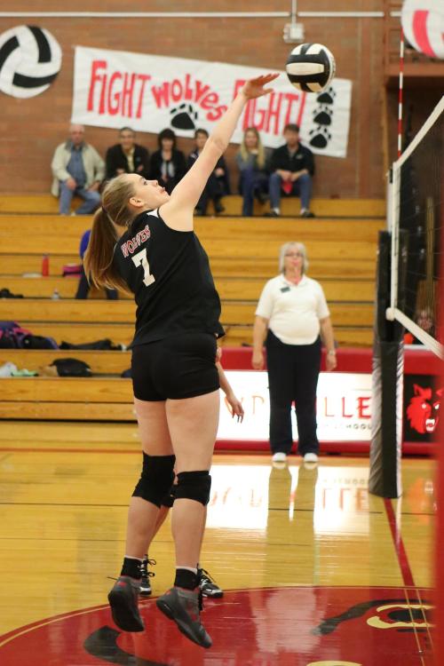 Monica Vidoni skies for the tip.