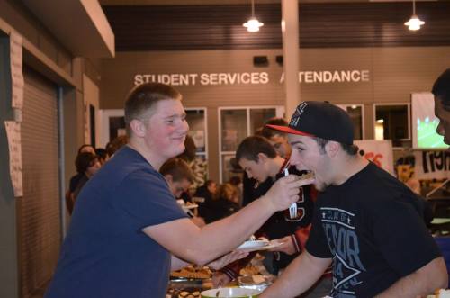 Carson Risner (left) feeds fellow linemen Joey Edwards. (Sharon Edwards photos)