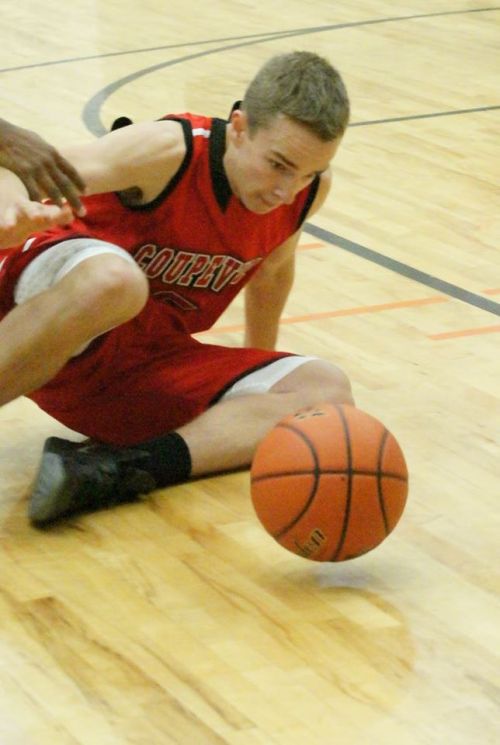 Joel Walstad has his eyes firmly locked on the bouncing ball. (Shelli Trumbull photos)
