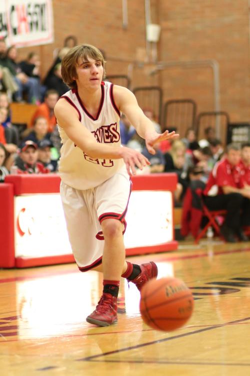 Morgan Payne fires a pass into the paint.