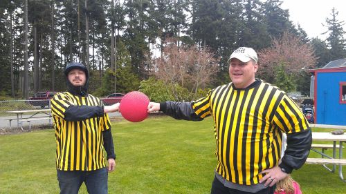 Refs Caleb Cate (left) and Lyle Wells prepare for the championship match. (Mimi Johnson photos)