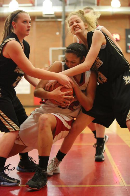 Makana Stone (center) rips down a rebound last season. (John Fisken photo)