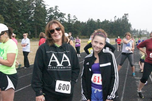 Dawn Hesselgrave (left) and Kalia Littlejohn have  alittle mother/daughter time.