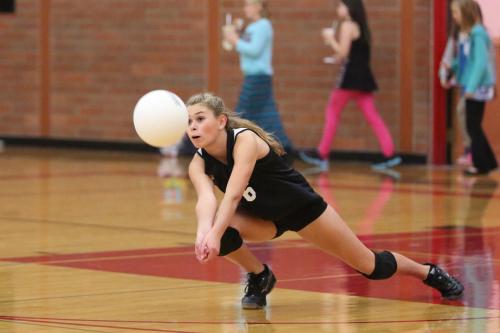 Payton Aparicio stretches to the last millimeter as she tracks down an elusive ball.
