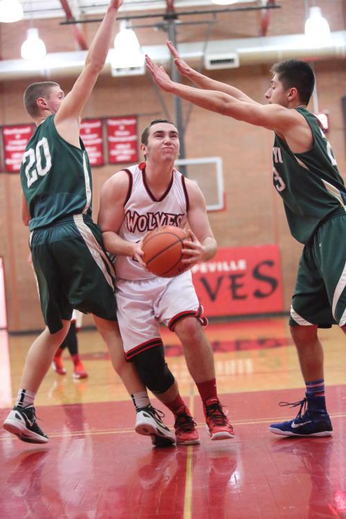 Aaron Trumbull splits the defenders for two of his team-high 13 Friday. (John Fisken photos)