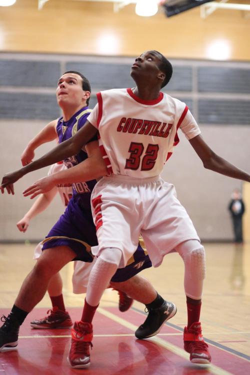 while Dante Mitchell looks the other way.