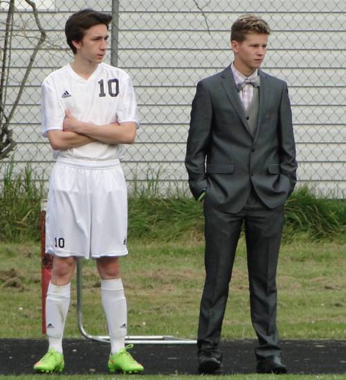 Zane Bundy (right), looking impeccable. Garrett Compton (10) is impressed. (Wendy McCormick photo)