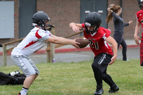 Mitchell Losey (21) takes a handoff from Hunter Downes.