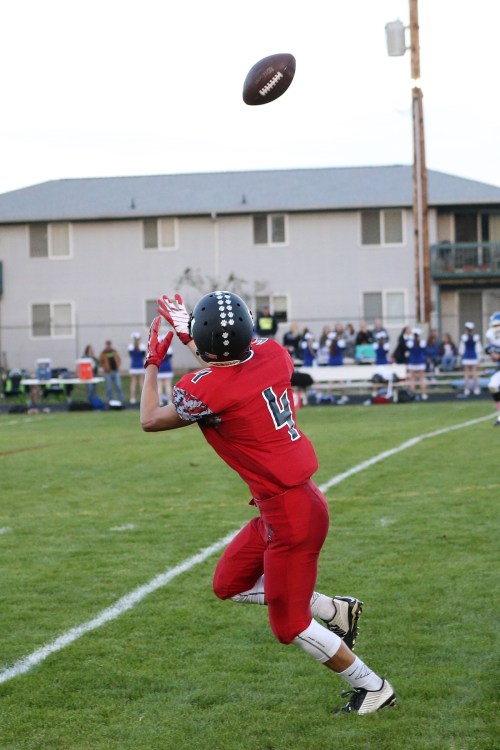Flying solo, having lost his defender, Hunter Smith hauls in a TD pass. (John Fisken photos)