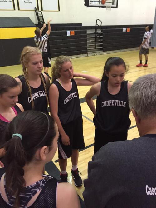 JV players listen intently to Wolf coach David King during a timeout. (Amy King photos)