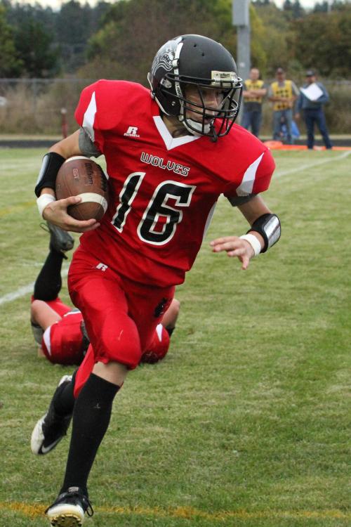 Mitchell Carroll rumbles for yardage on the gridiron. (John Fisken photos)
