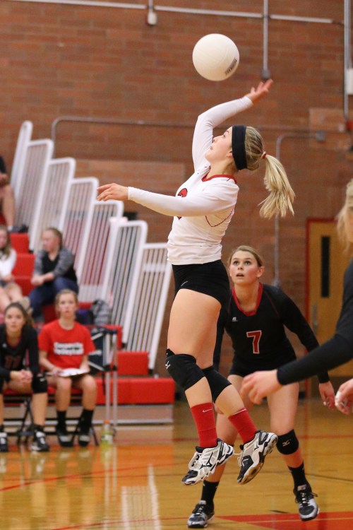 Valen Trujillo, seen here in an earlier match, spent much of Tuesday scraping balls off the floor to keep rallies alive. (John Fisken photo)